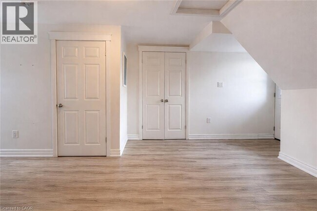 Photo du bâtiment - 76 Wentworth St S