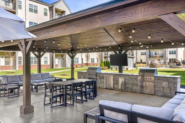 VistaRiverwest-OutdoorKitchenGrillRotisserie1 - Vista Riverwest