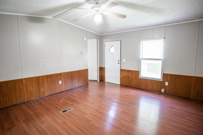 Building Photo - 821 Hillvale Rd