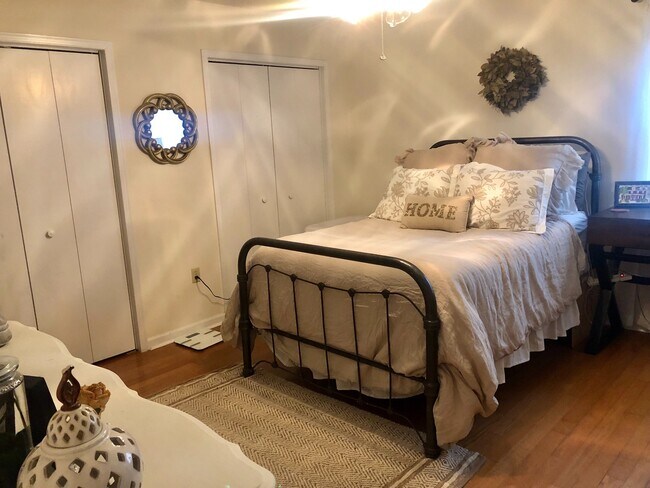 Foto del edificio - Cute cottage next to campus!