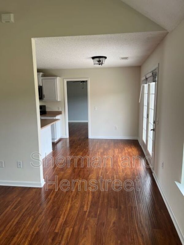 Building Photo - 108 Mustang Dr