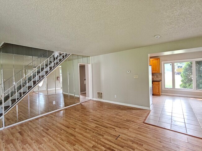 Foto del edificio - 75 Mainbridge Ln