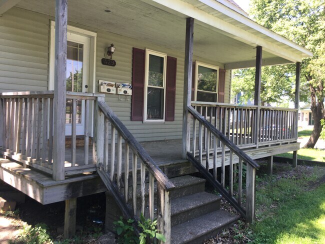 Front Porch - 429 Niagara St