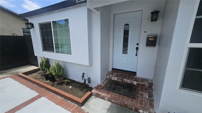 Foto del edificio - 5651 Radford Ave