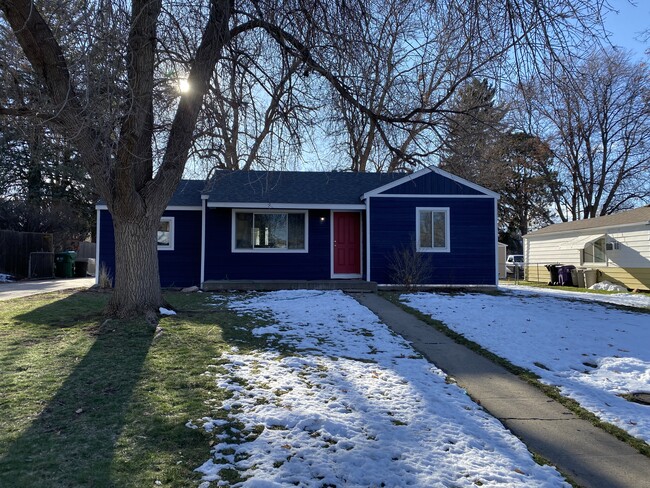 Building Photo - 3035 S Clermont Dr