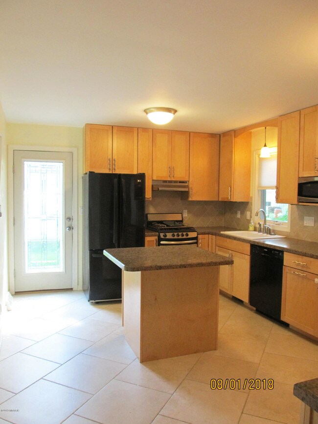 Building Photo - 1210 Vassar Dr