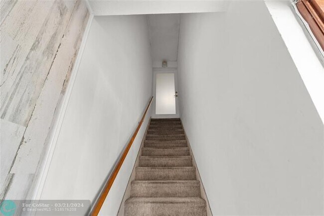 Building Photo - 3318 NE 33rd St