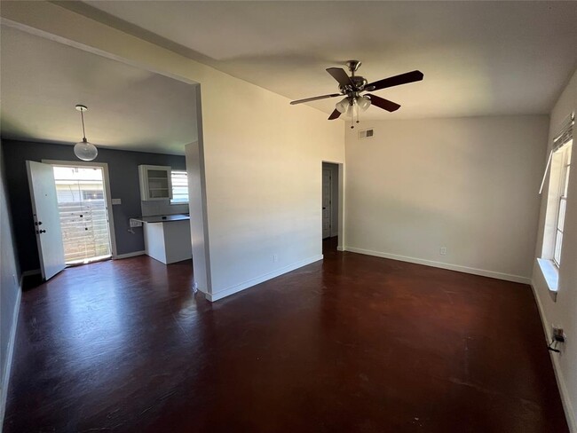 Building Photo - 1808 Blue Crest Dr