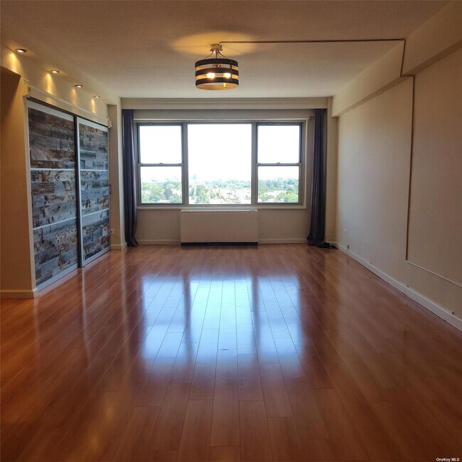 Foto del edificio - 107-40 Queens Blvd