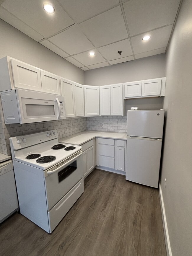 Building Photo - NEWLY RENOVATED ONE BEDROOM APARTMENT AVAILABLE - WELCOME TO SEACOAST TOWER