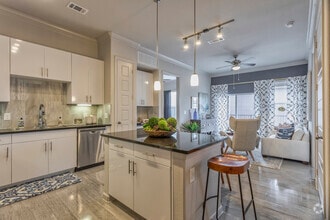 2BR, 2BA - 994 SF B2 - Kitchen - McKinney Square