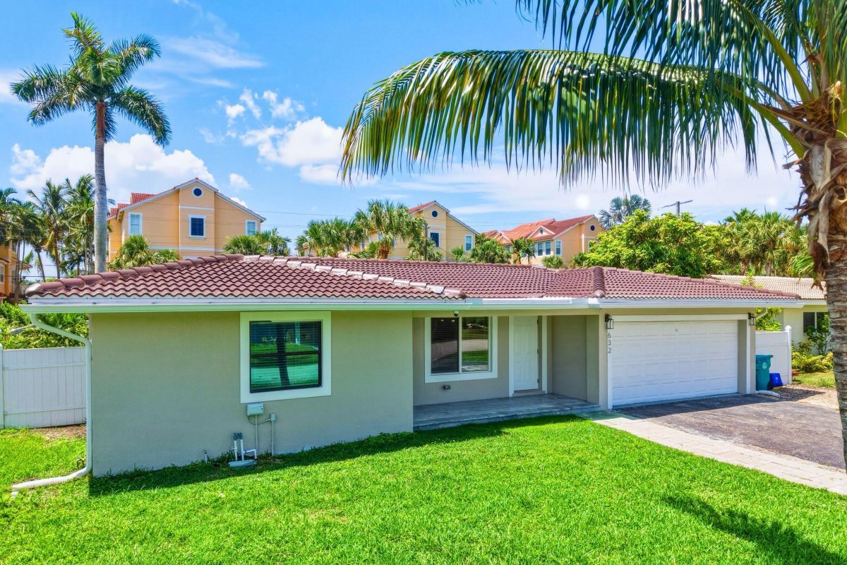 Building Photo - 632 Las Palmas Park
