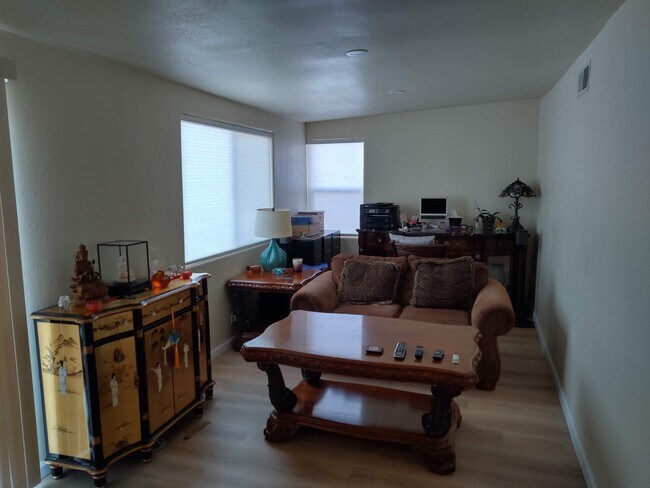 Foto del edificio - 1064 W 31st St