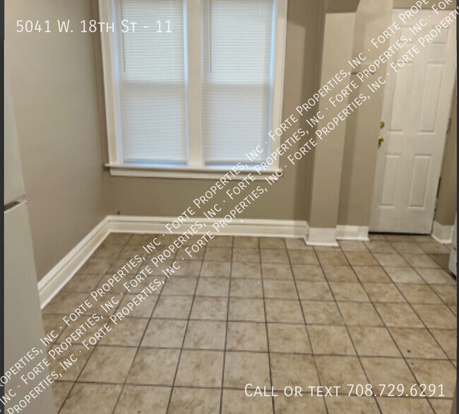 Building Photo - Studio apartment
