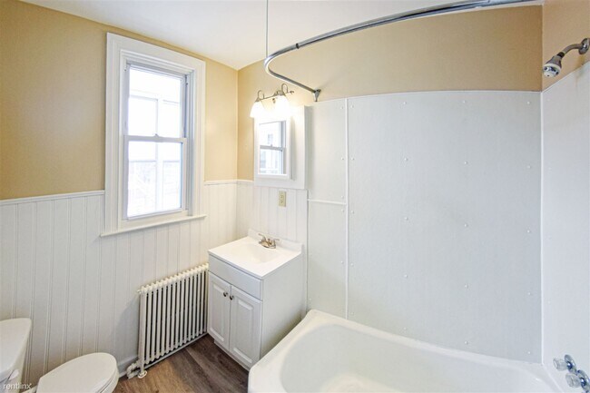 Foto del edificio - 3 br, 1 bath  - 700 Roosevelt Ave 2nd Floor