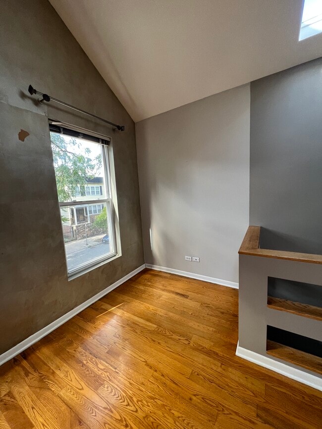 Building Photo - 925 S Carpenter St