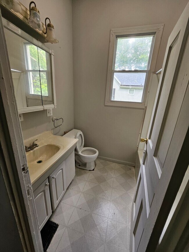 Foto del edificio - 4 bed 1 bath home