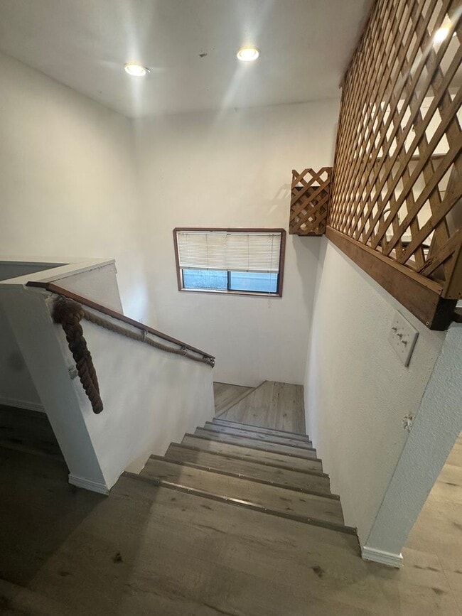 Building Photo - Lovely In-Town Shelton Home!