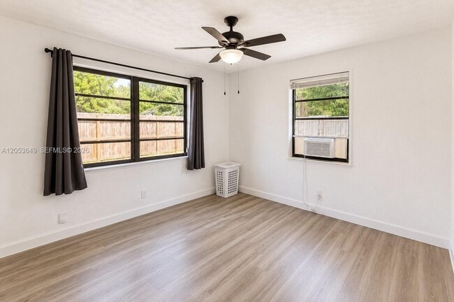 Foto del edificio - 930 NE 23rd Ct
