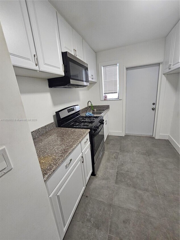 Foto principal - 7825 Crespi Blvd