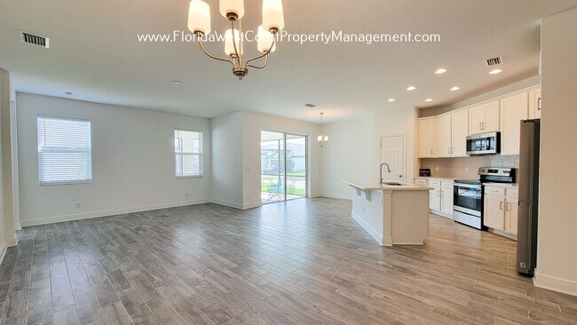 Foto del edificio - SPACIOUS 3 BEDROOM HOME! LARGE FENCED YARD...