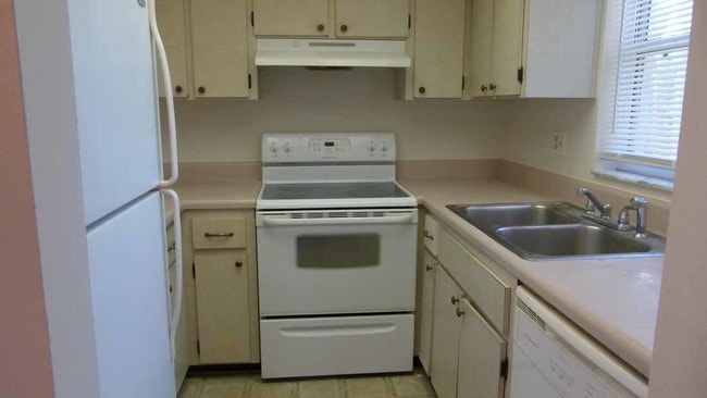 Building Photo - 3305 Camelot Dr