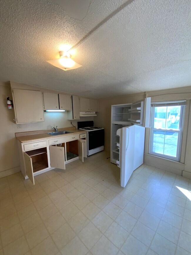 Foto del edificio - 37 Railroad Ave