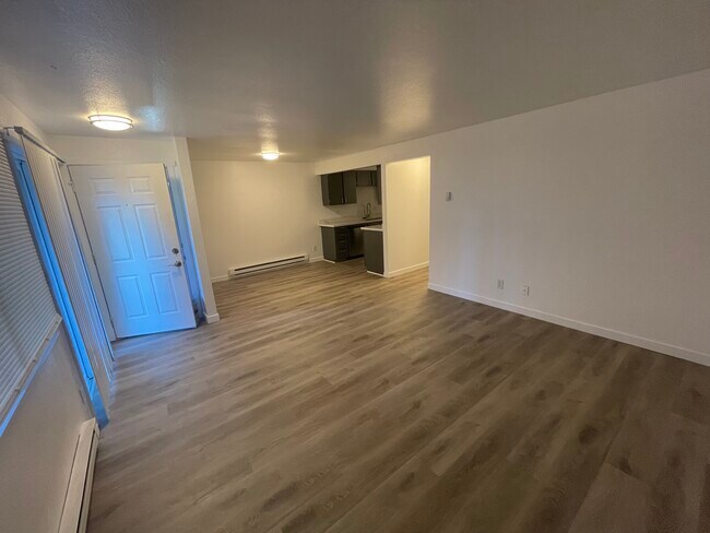Sala de estar y comedor en el nivel inferior - 4414 NW Wedgewood Ln