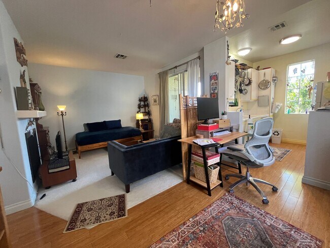 Foto del edificio - Stylish Second-Floor Condo in Sabre Springs – San Diego