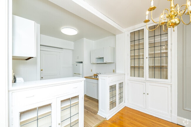 1BR, 1BA - 550SF - Kitchen - The Ambassador Apartments