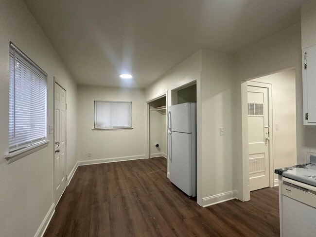 Building Photo - 378 S Wheatland Ave