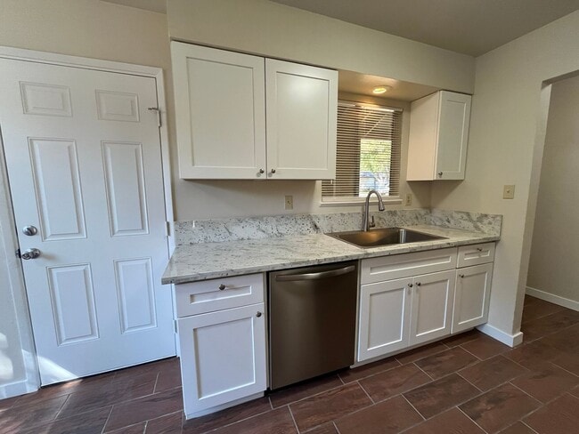 Building Photo - Move in Special see AD