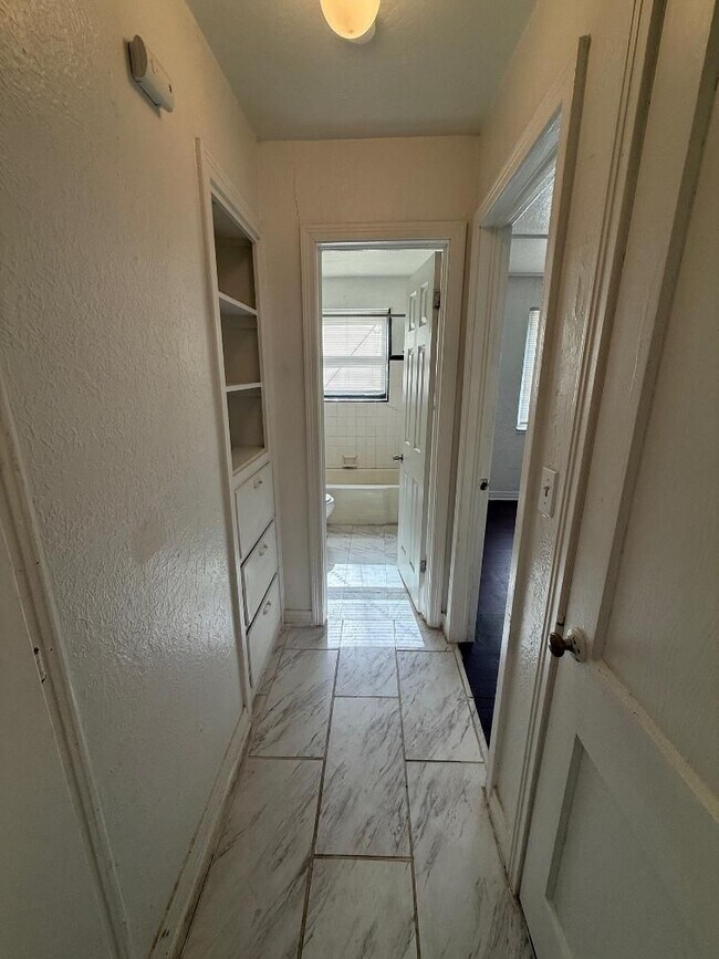 Photo - 1 Bed 1 Bath Duplex For Lease Available NOW! House