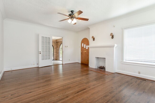 Building Photo - 3-Bedroom, 2-Bath Tudor Home in Hollywood ...