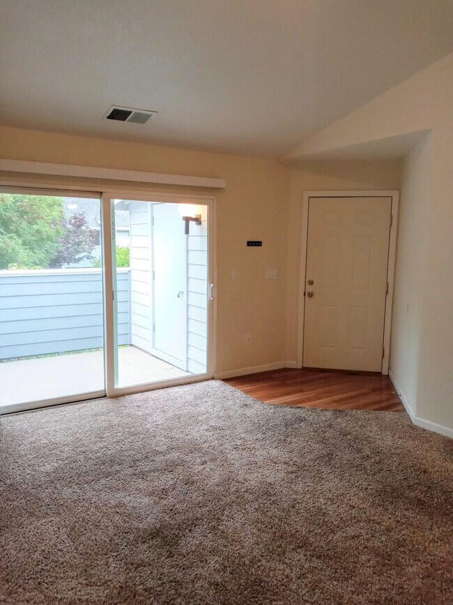 Foto del edificio - Great Second Floor 2bd Condo With Pool in Gated Complex