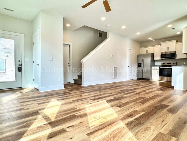 Foto del edificio - Gorgeous 3BR/2.5BA townhouse - $2,200/mont...