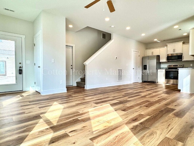 Building Photo - Gorgeous 3BR/2.5BA townhouse - $2,200/mont...