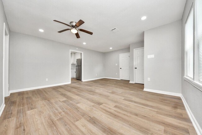 Building Photo - 710 Canary Cir