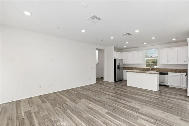 Building Photo - Great 3 bed 3 bath home
