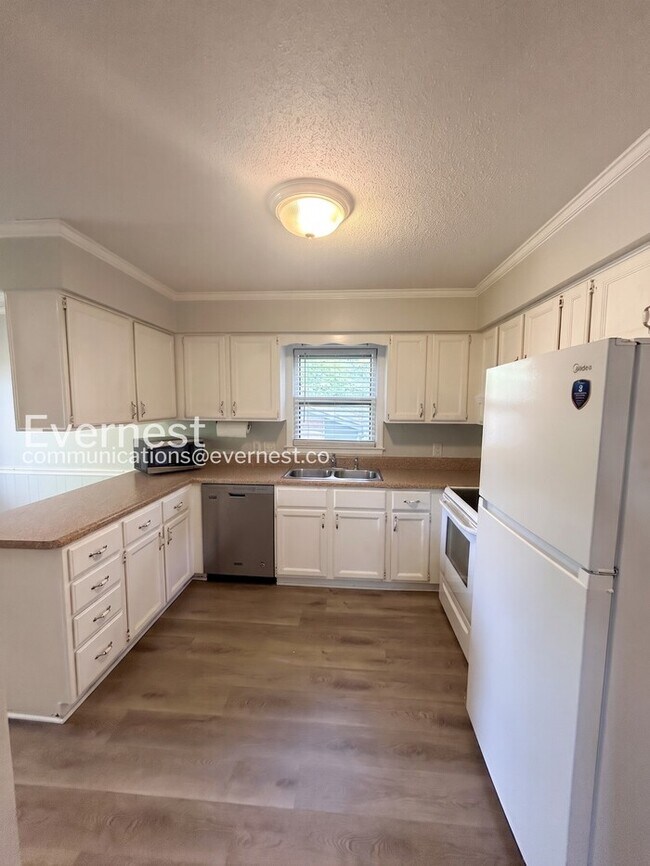 Foto del edificio - 3208 Pinecrest Dr