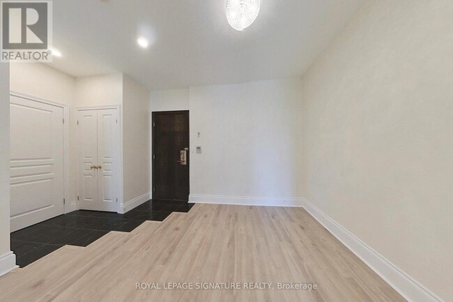 Building Photo - 102 Bloor St W