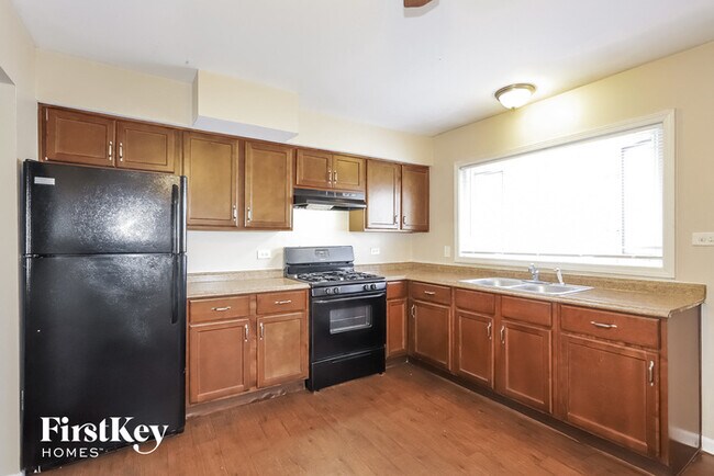 Building Photo - 904 Bowling Green Dr