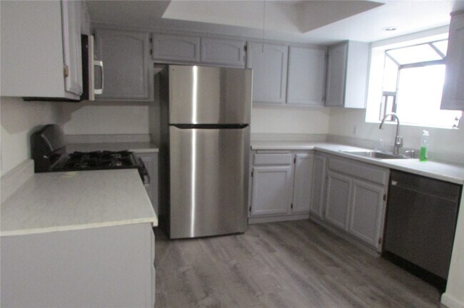 Building Photo - 2440 Lakeside Dr