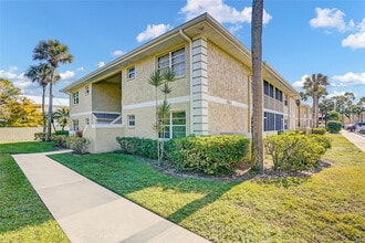 Building Photo - 1560 SE Royal Green Cir