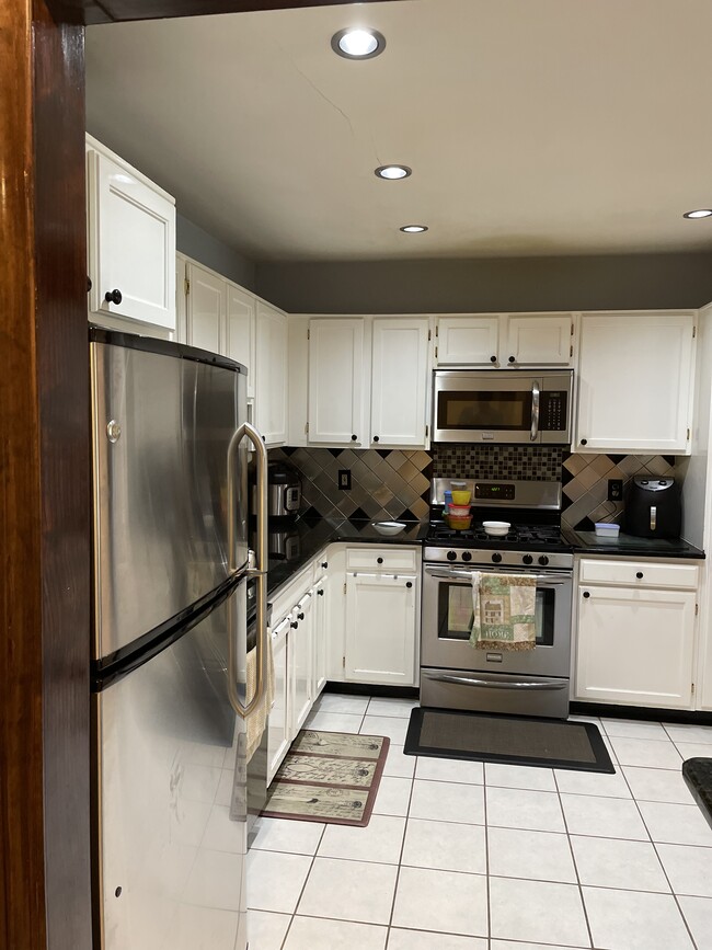 Updated kitchen - 34 Hickory Hollow Ct
