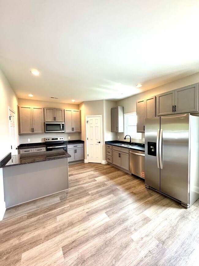 Foto del edificio - Brand New 3 Bed, 2.5 Bath Townhouse