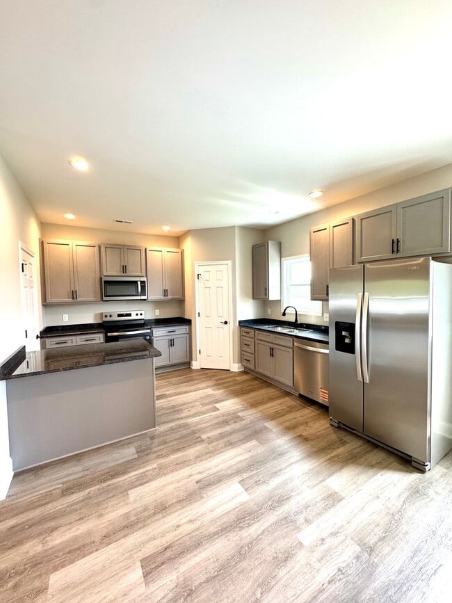 Building Photo - Like New 3 Bed, 2.5 Bath Townhouse