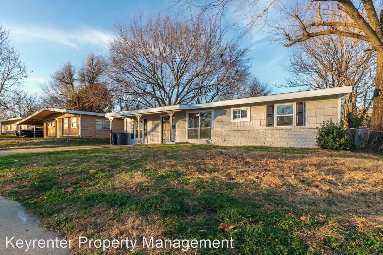 Foto principal - 4 br, 1.5 bath House - 247 E 54th St N