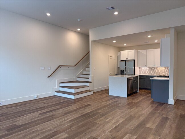 Building Photo - 879 Rachel St