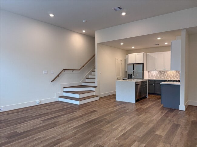 Foto del edificio - 879 Rachel St